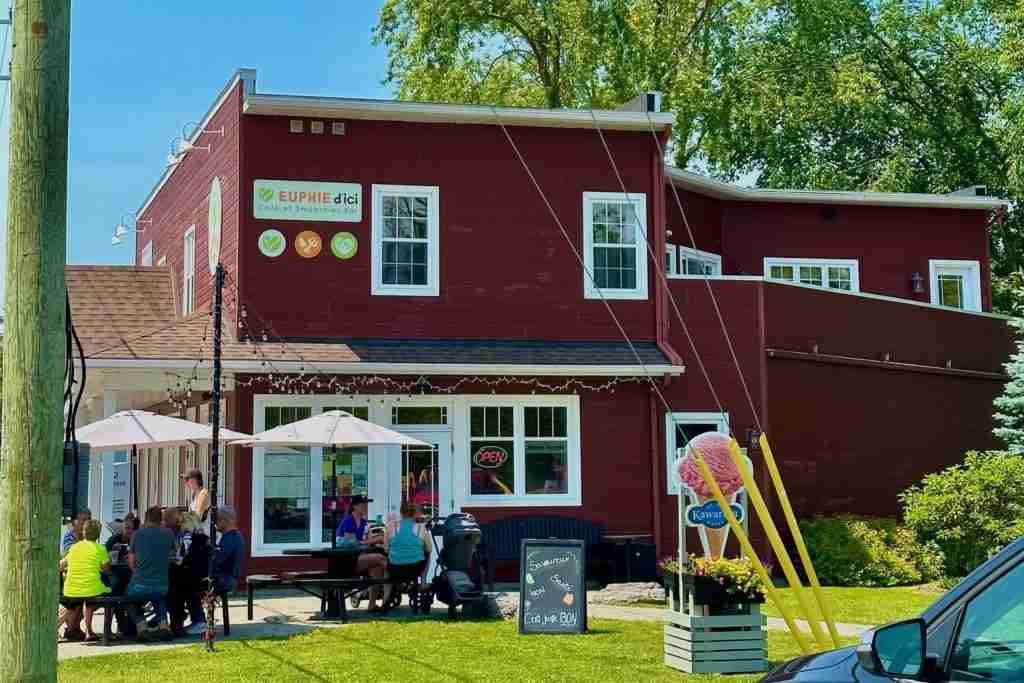 Euphie d’ici café and smoothie shop building in Embrun during summer.