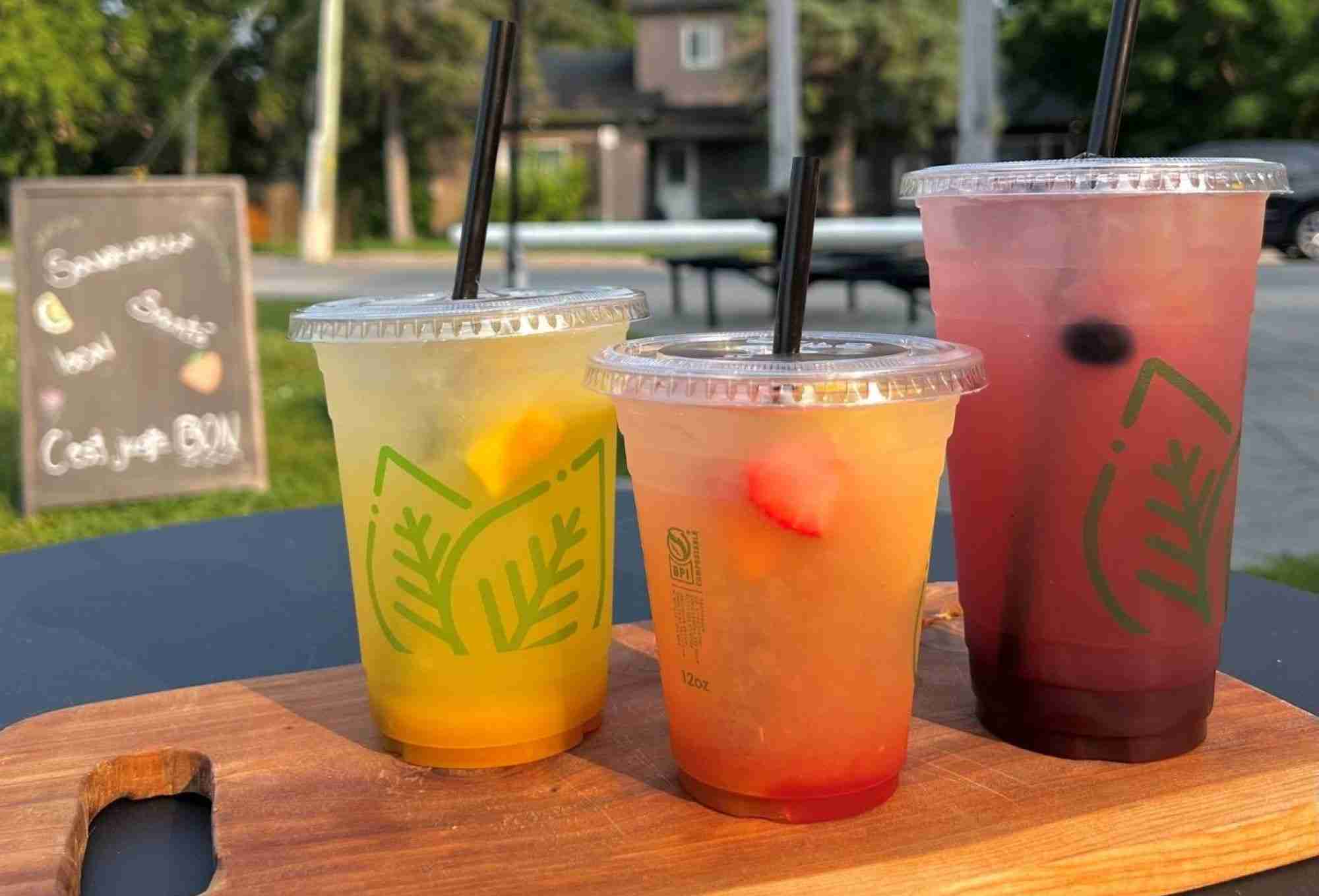 Three fresh fruit smoothies in clear cups at Euphie d’ici café in Embrun.